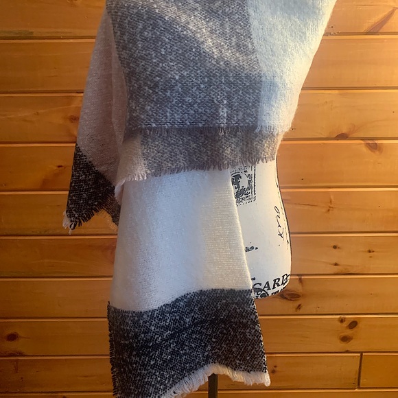 2 Large Scarves. Navy, Black, Cream. Pink Brown Cream.  See pictures for details - Picture 7 of 9